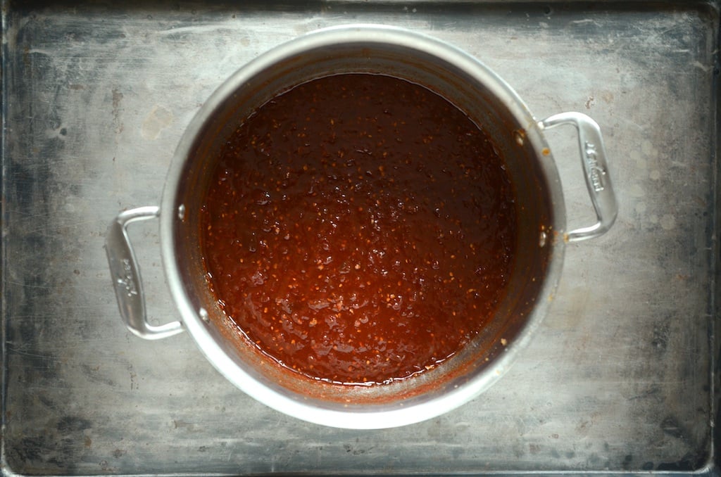 https://foodinjars.com/wp-content/uploads/2010/09/finished-tomato-jam-in-the-pot.jpg