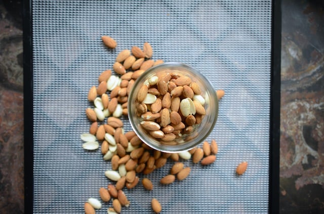 https://foodinjars.com/wp-content/uploads/2017/05/almonds-in-jar-overhead.jpg