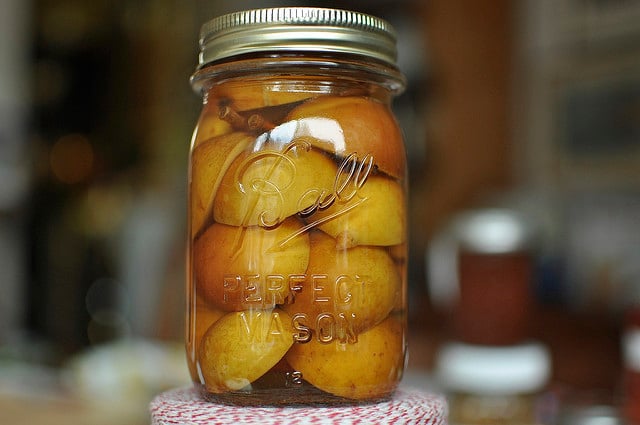 https://foodinjars.com/wp-content/uploads/2017/05/pickled-seckel-pears.jpg