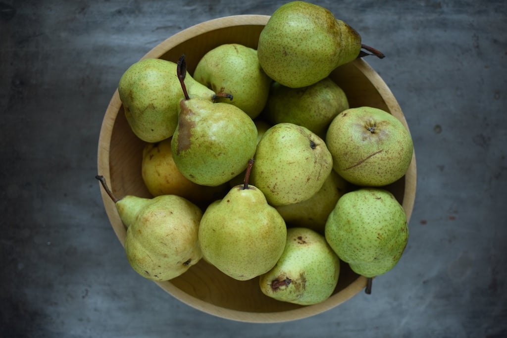 https://foodinjars.com/wp-content/uploads/2018/06/pears-in-a-wooden-bowl.jpg