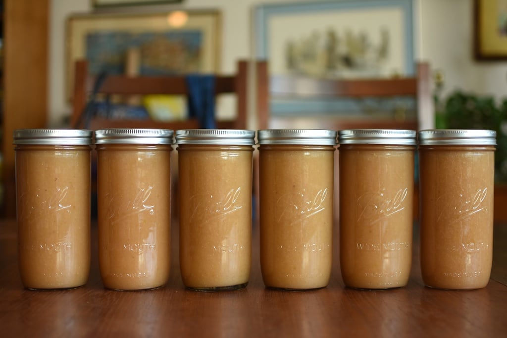 https://foodinjars.com/wp-content/uploads/2018/10/6-jars-of-applesauce.jpg