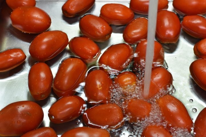 https://foodinjars.com/wp-content/uploads/2018/11/washing-tomatoes-720x480.jpg